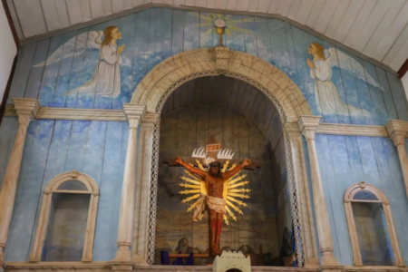 A igreja possui altares em estilo neoclássico e arquitetura colonial (Foto: Secult-GO)