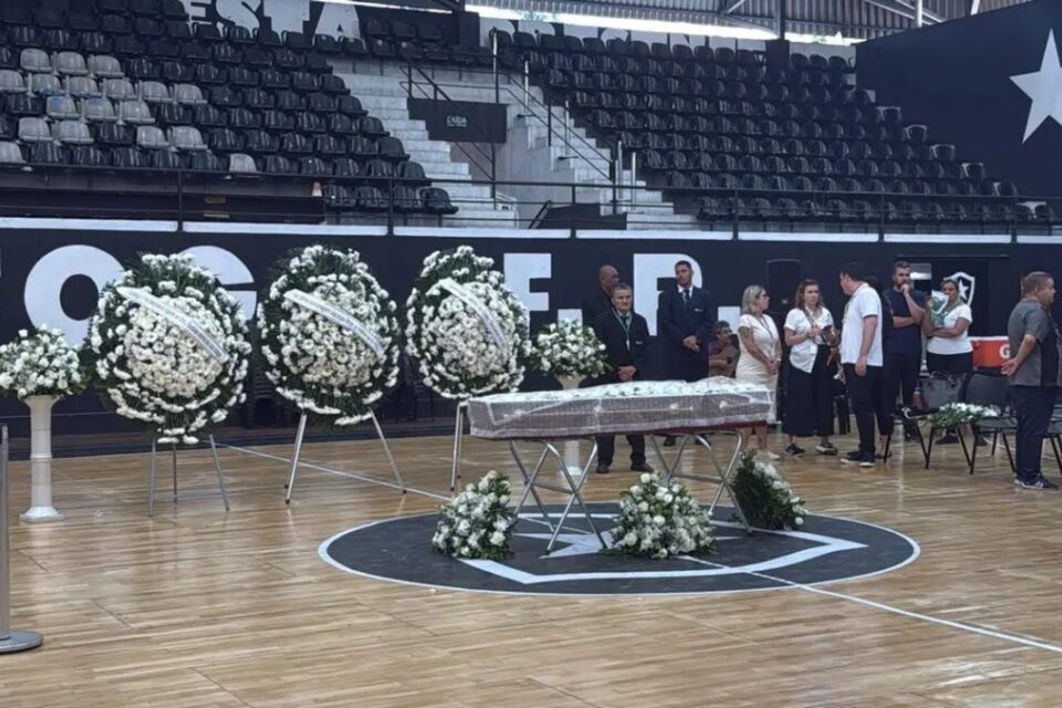 Velório de Léo Batista na sede do Botafogo
