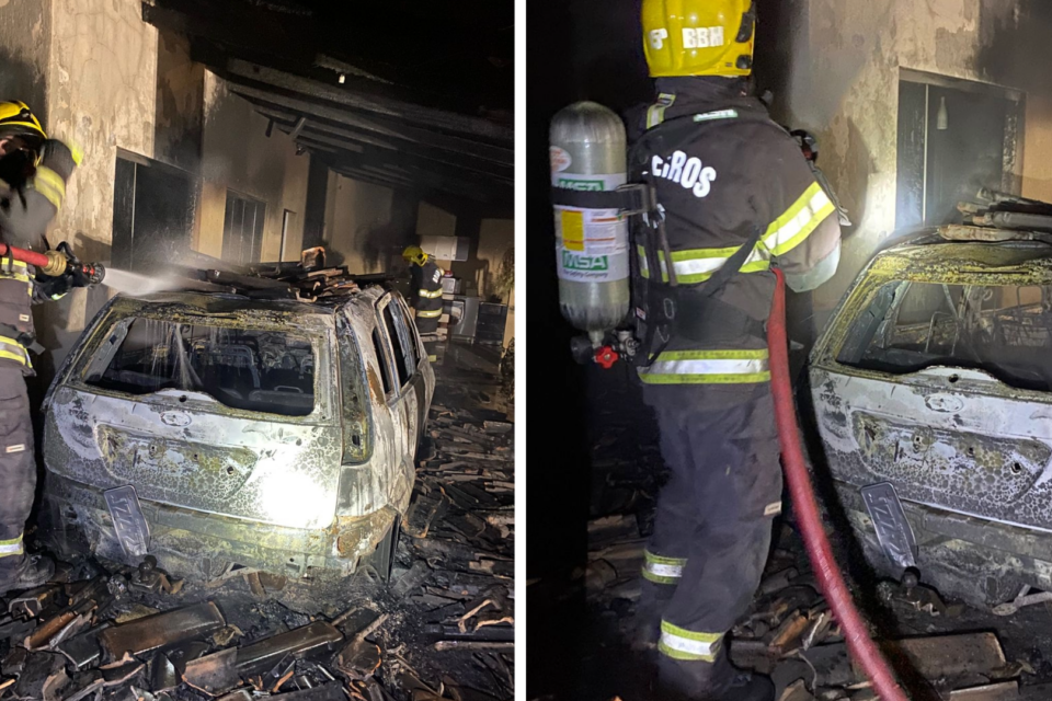 A imagem mostra um bombeiro militar usando uma mangueira para apagar o incêndio que destruíu a casa e o carro da família