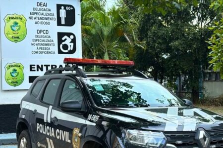 A imagem mostra uma viatura da Polícia Civil em frente a DEAI