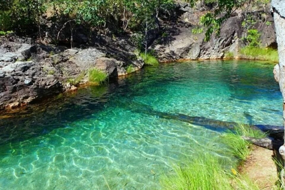 A imagem mosta Poço das Águas Lindas do Complexo Águas Lindas e Canjica, de água transparente