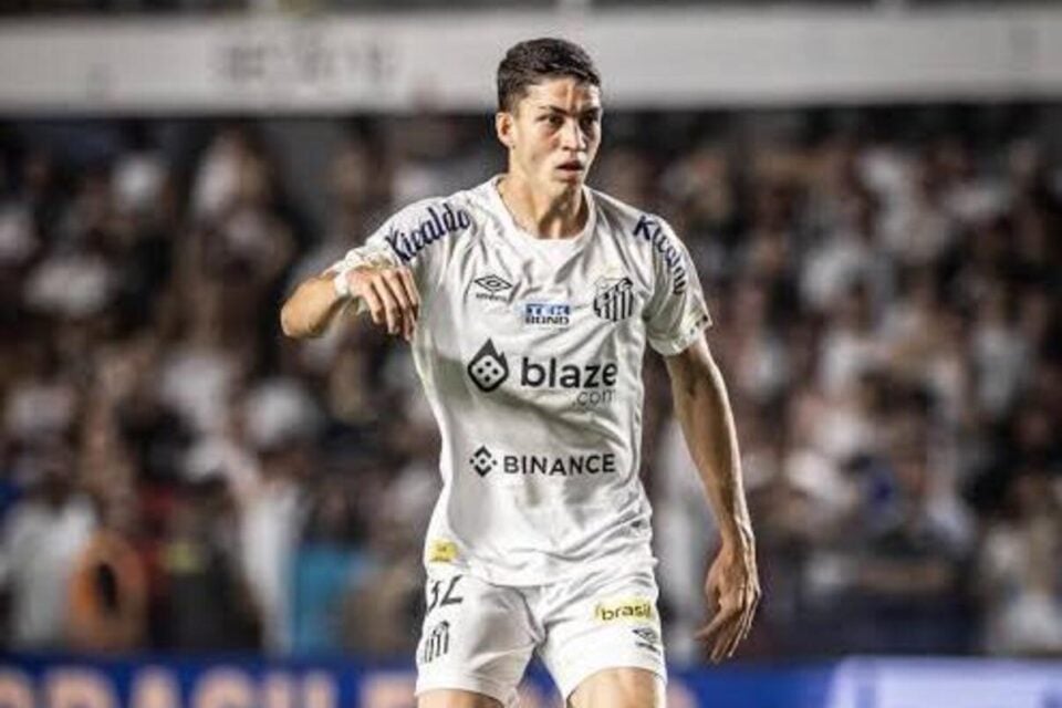 Zagueiro Jair em partida pelo Santos