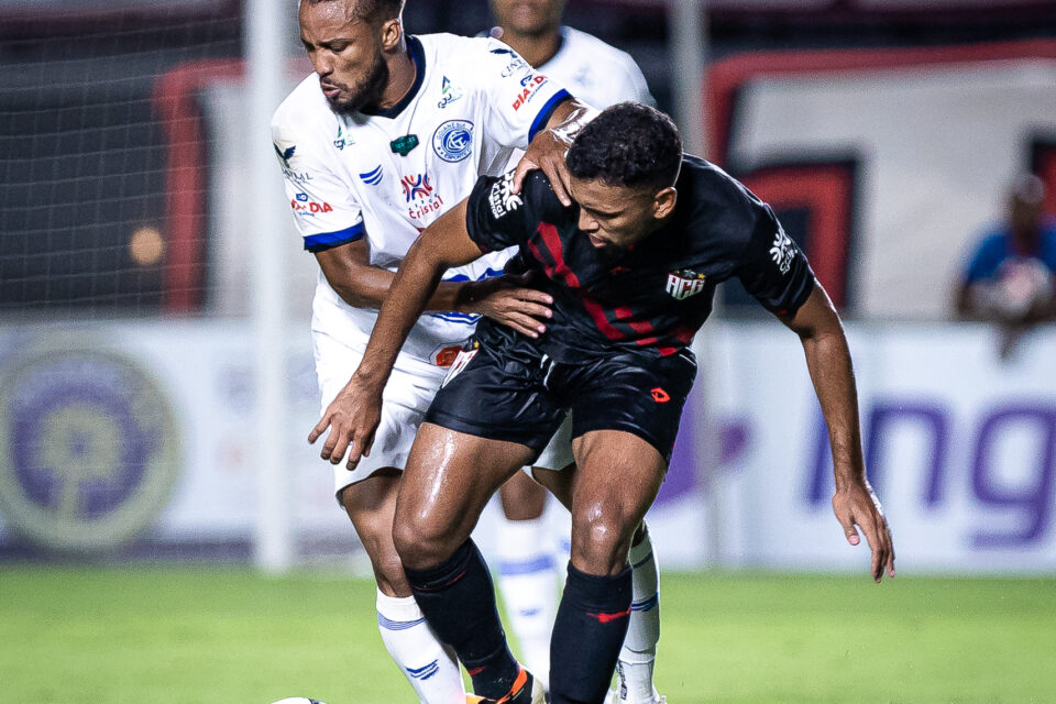 Jogadores de Atlético Goianiense e Goianésia disputam a bola