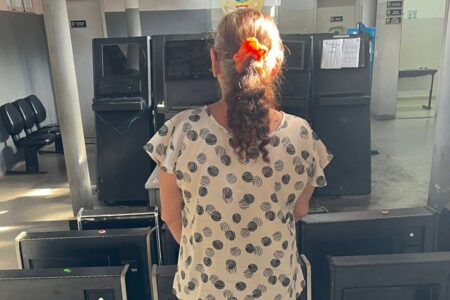 Mulher ofende polícias após ser flagrada com 10 máquinas caça-níqueis em Goiânia