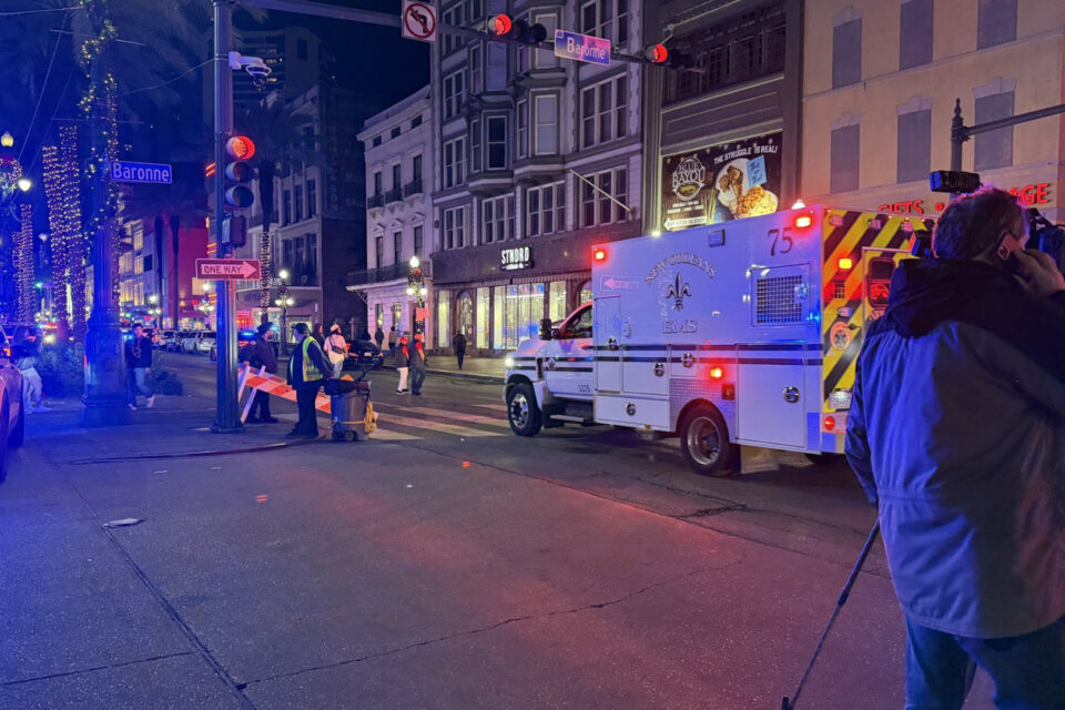 Caminhão atropela multidão nos EUA, deixa 10 mortos e causa pânico em Nova Orleans