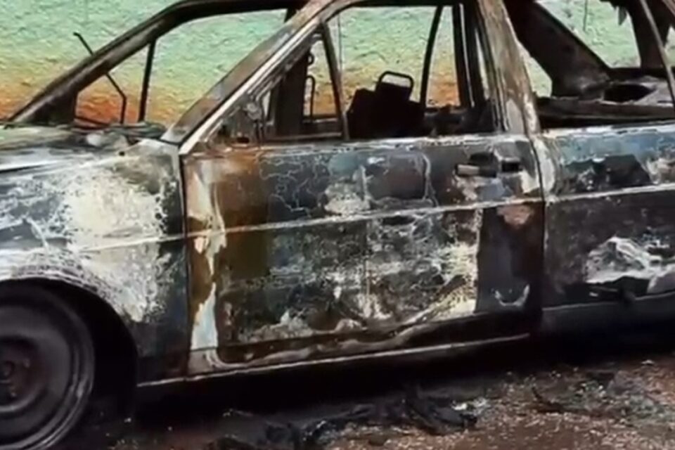 Pelo menos seis carros que estavam estacionados na rua foram queimados Série de carros incendiados assusta moradores de Nova Veneza