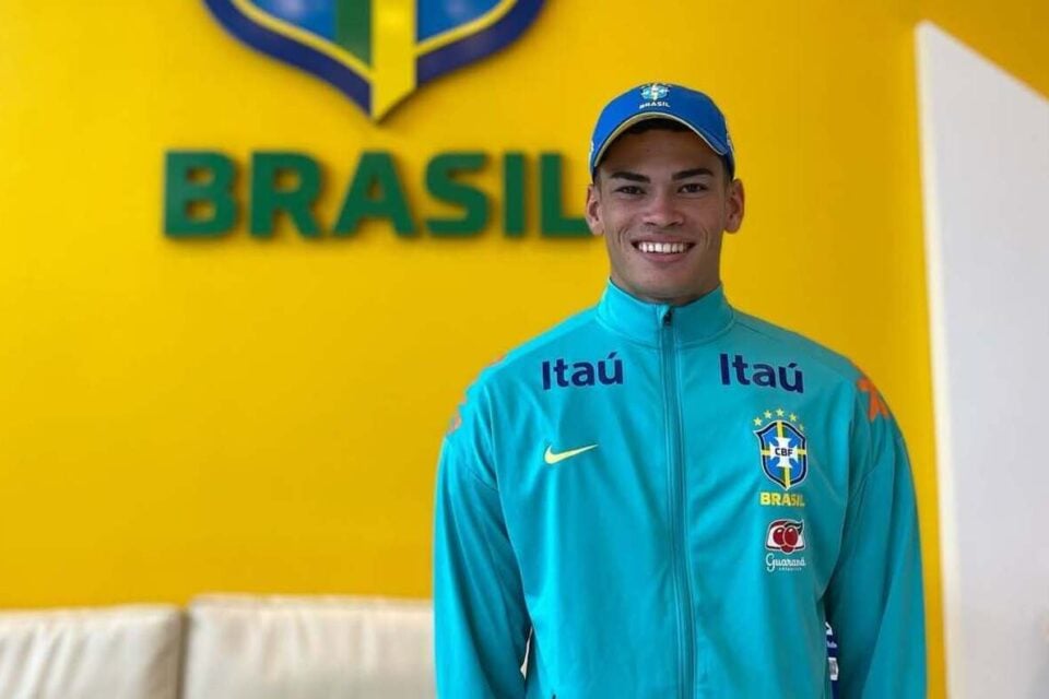 Zagueiro Anthony com a camisa da seleção brasileira