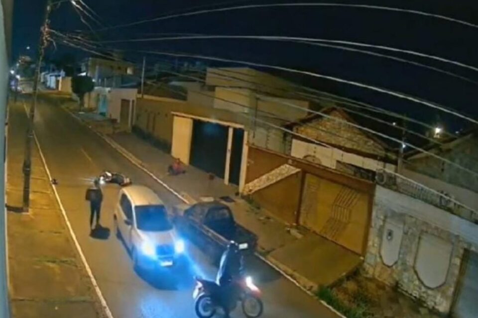 Jovem é atropelado enquanto arruma a própria moto em rua de Anápolis, Goiás
