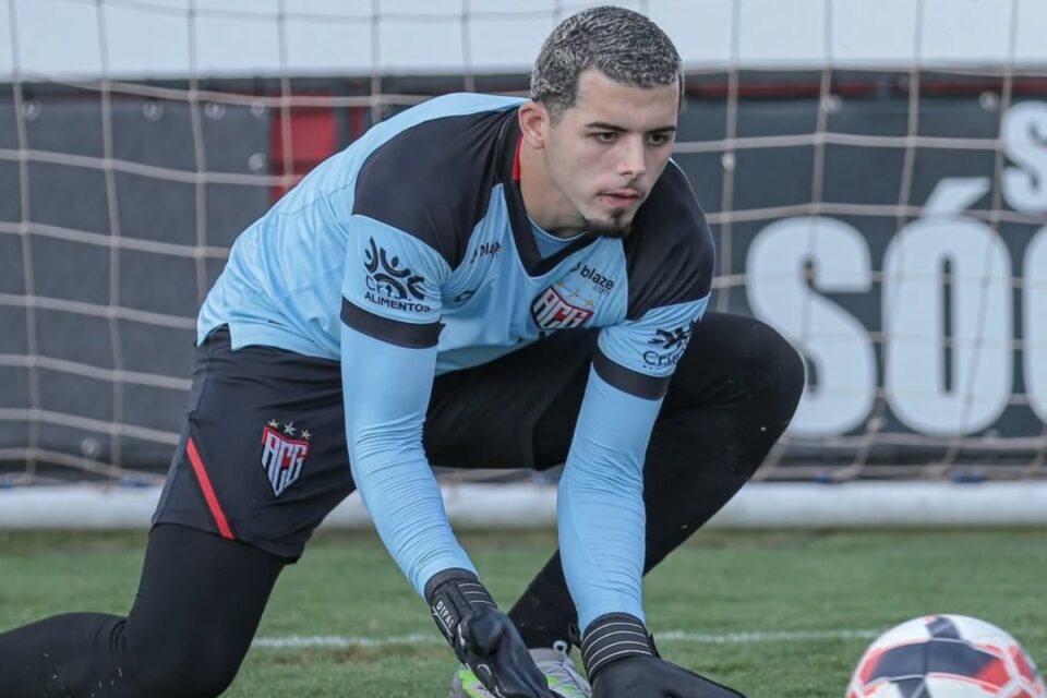 Lucas Barreto em treino pelo Atlético Goianiense