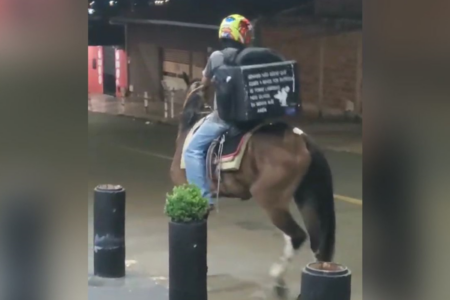 Entregador sai a cavalo para levar pedido (Foto: Reprodução)