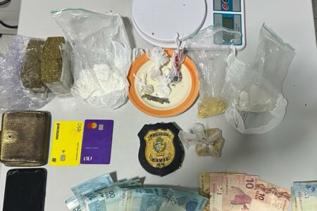 Mulher é presa suspeita de usar salão de beleza para traficar drogas, em Campos Belos Suspeita da polícia ocorreu após movimento de homens