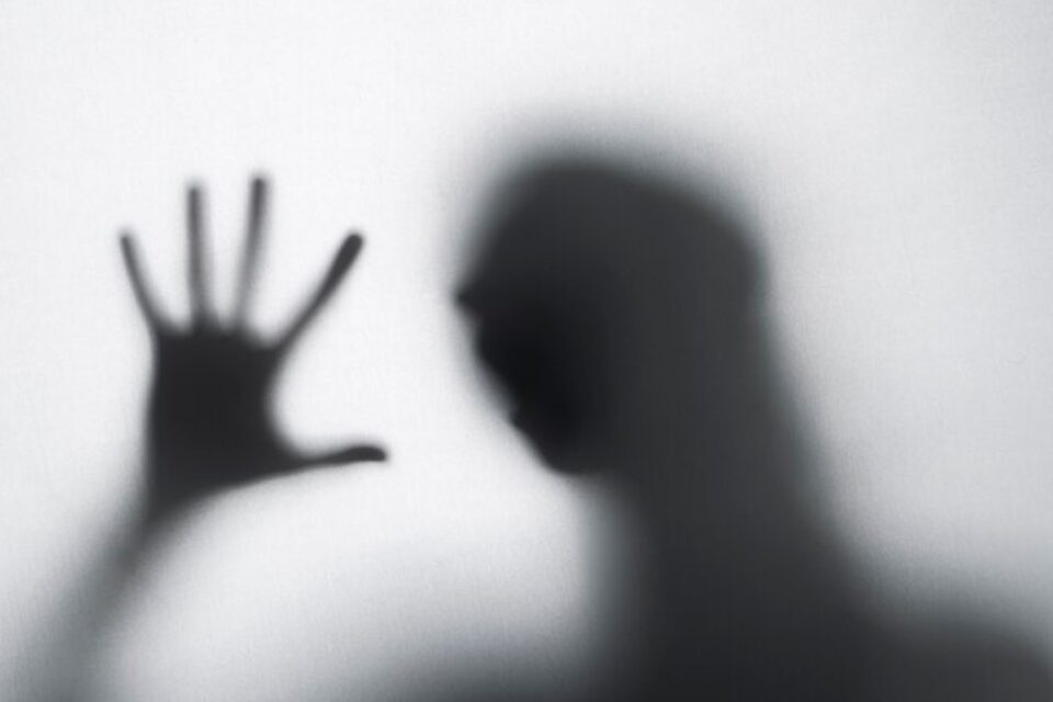 Imagem monocromática mostra silhueta de mulher pedindo socorro (Foto: Freepik)