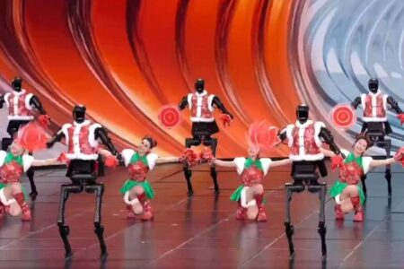 Robôs humanoides roubam a cena no show de Ano-Novo na China; vídeo Modelos robóticos dividem palco com bailarinas em quadro de dança