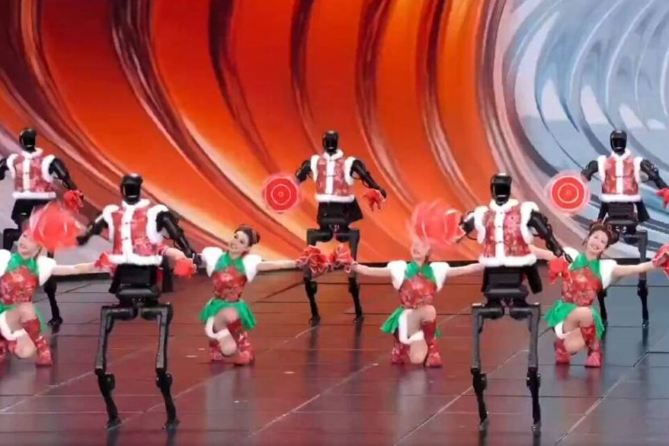 Robôs humanoides roubam a cena no show de Ano-Novo na China; vídeo Modelos robóticos dividem palco com bailarinas em quadro de dança