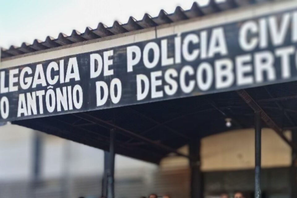 A Imagem mostra a entrada da Delegacia de Políca Civil no município