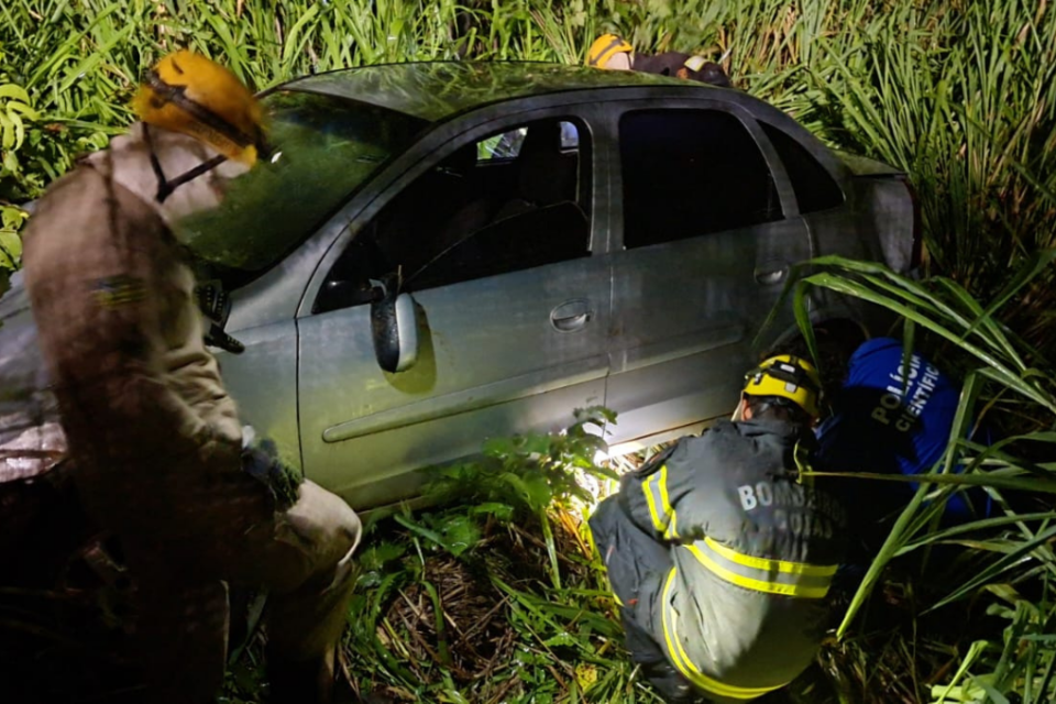 Corpo é encontrado embaixo de veículo que caiu em precipício na GO-446