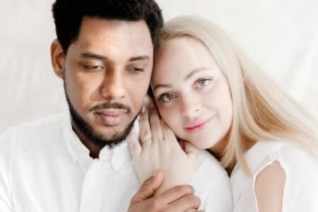 Inglesa revela que o marido paga 'taxa mulher' de R$ 1.200 por mês Com a "taxa", o marido de Camilla desembolsa R$ 14,4 mil por ano; entenda