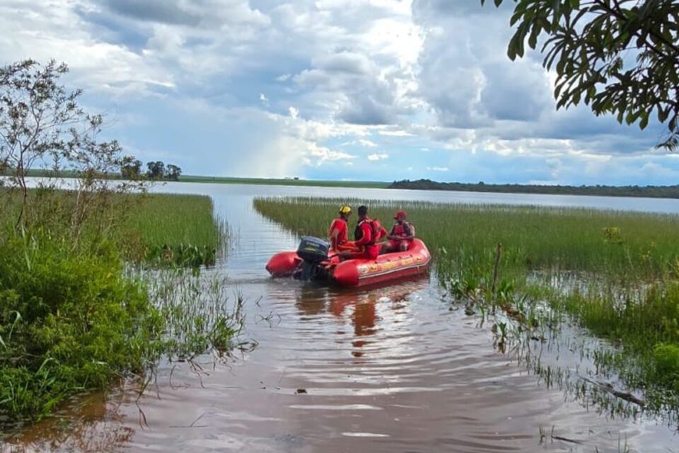 A imagem mostra uma equipe de salvamento do Corpo de Bombeiros de Goiás, em um bote inciando as buscas pelo corpo de um jovem de 19 anos que morreu afogado