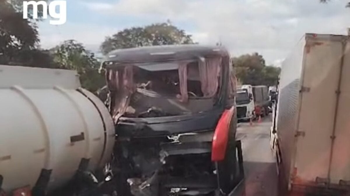 Alvorada do Norte: acidente na BR-020 deixa 2 mortos, entre eles uma criança Acidente envolveu caminhão-tanque, ônibus e um carro de passeio