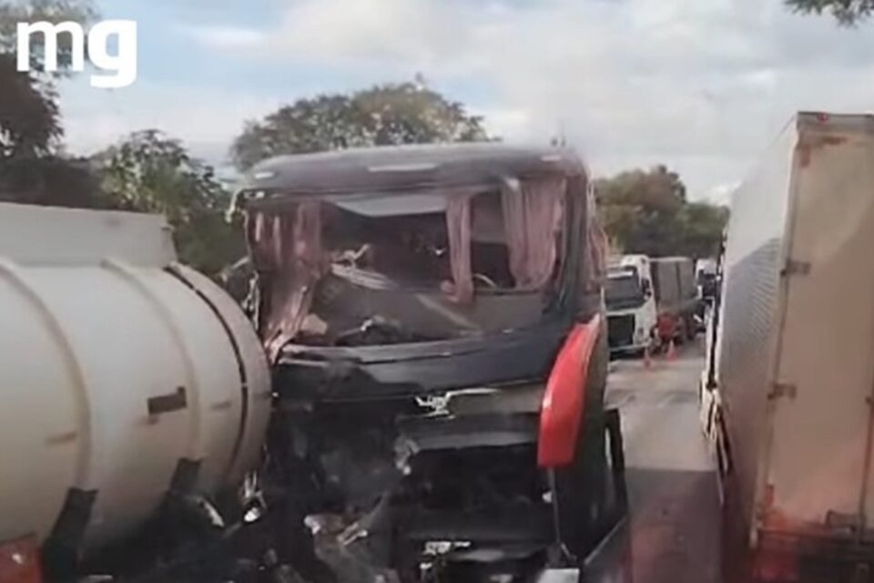 Alvorada do Norte: acidente na BR-020 deixa 2 mortos, entre eles uma criança Acidente envolveu caminhão-tanque, ônibus e um carro de passeio