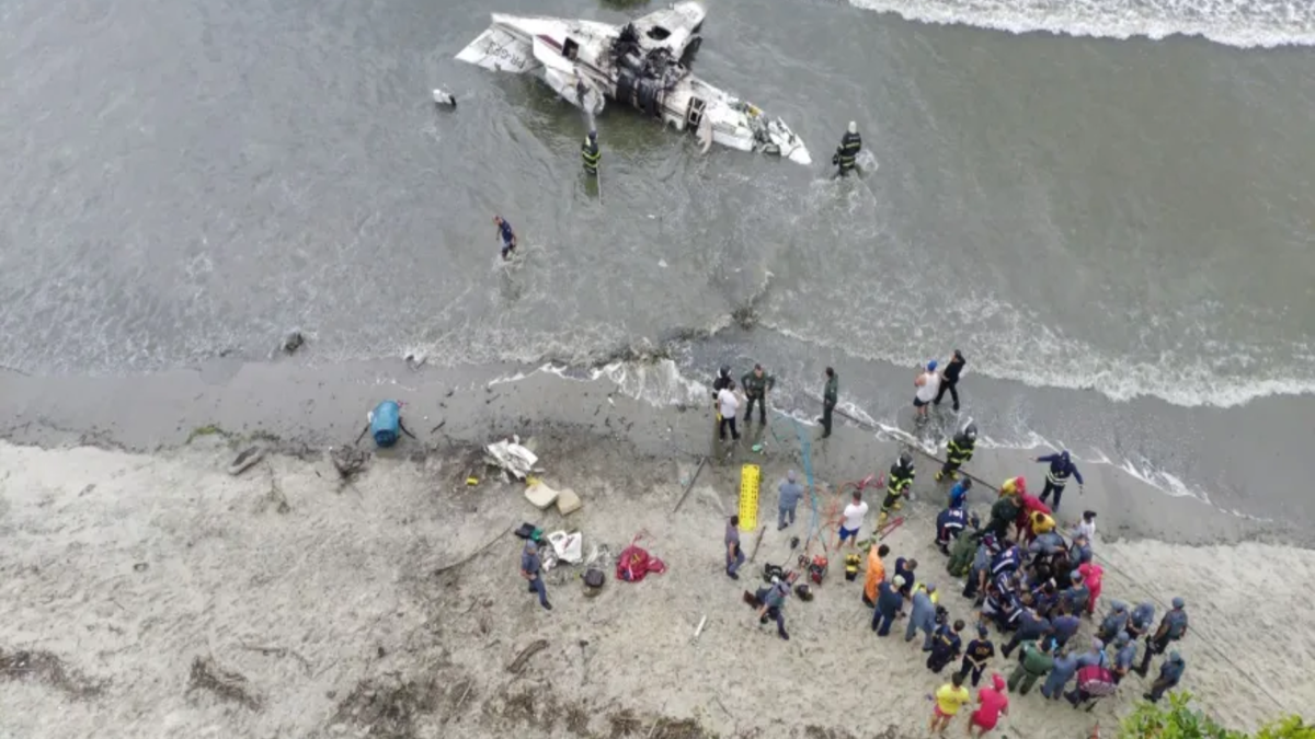 Destroços de avião que caiu em Ubatuba (Foto: reprodução)