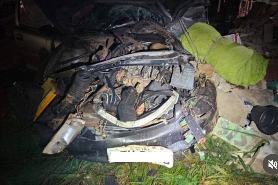 Acidente deixa dois mortos e carro partido ao meio em Goiânia Indícios são de que o motorista dirigia em alta velocidade