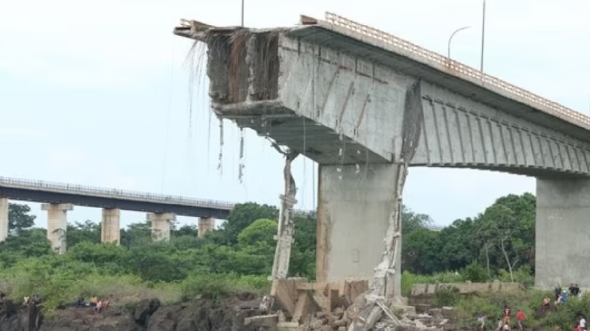 Imagem da estrutura da ponte após o desabamento