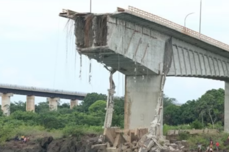 Imagem da estrutura da ponte após o desabamento