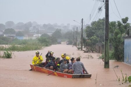 Bombeiros resgatam 12 pessoas em áreas alagadas de Planaltina