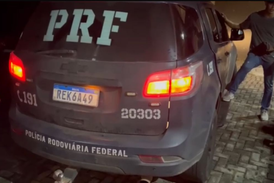 Imagem colorida mostra o porta-malas de uma viatura da Polícia Rodoviária Federal.