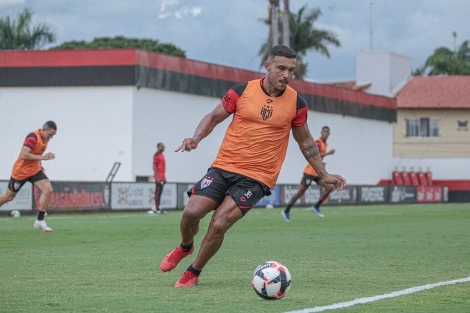 William Pottker em treino do Atlético Goianiense