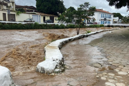 Risco de transbordamento no rio Vermelho, na cidade de Goiás