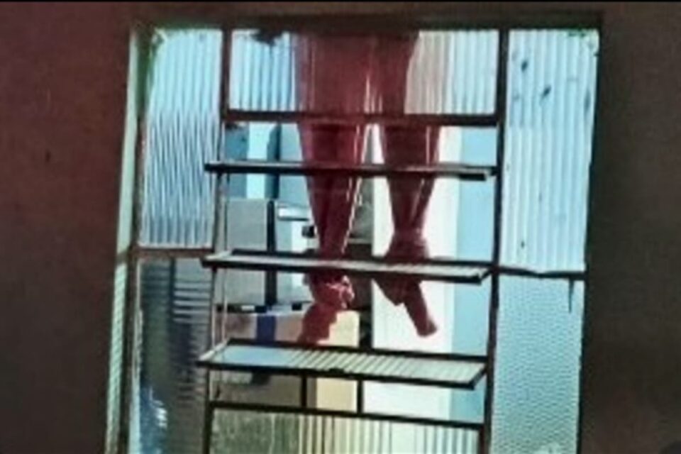 A foto mostra uma cortina com as extremidades amarradas causando confusão visual para quem olha de longe