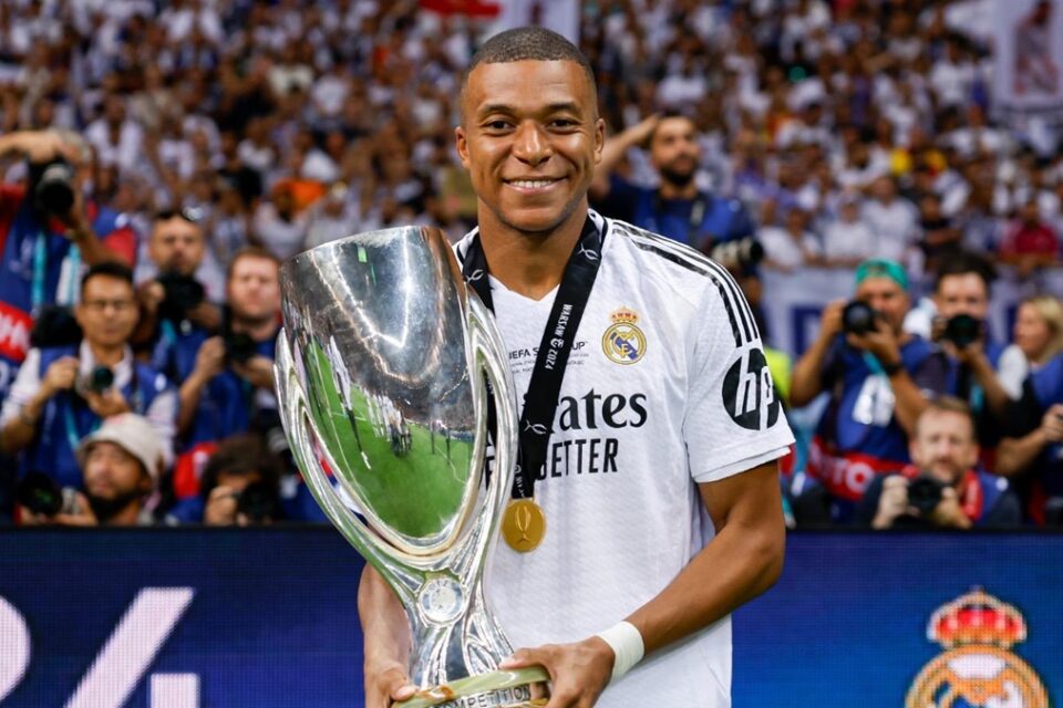 Mbappé com a camisa do Real Madrid