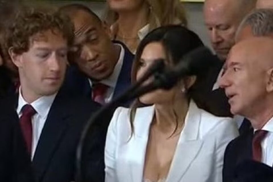 Após olhada no decote da noiva de Bezos, Zuckerberg curte foto dela no Instagram Lauren Sánchez mostrou o vestido