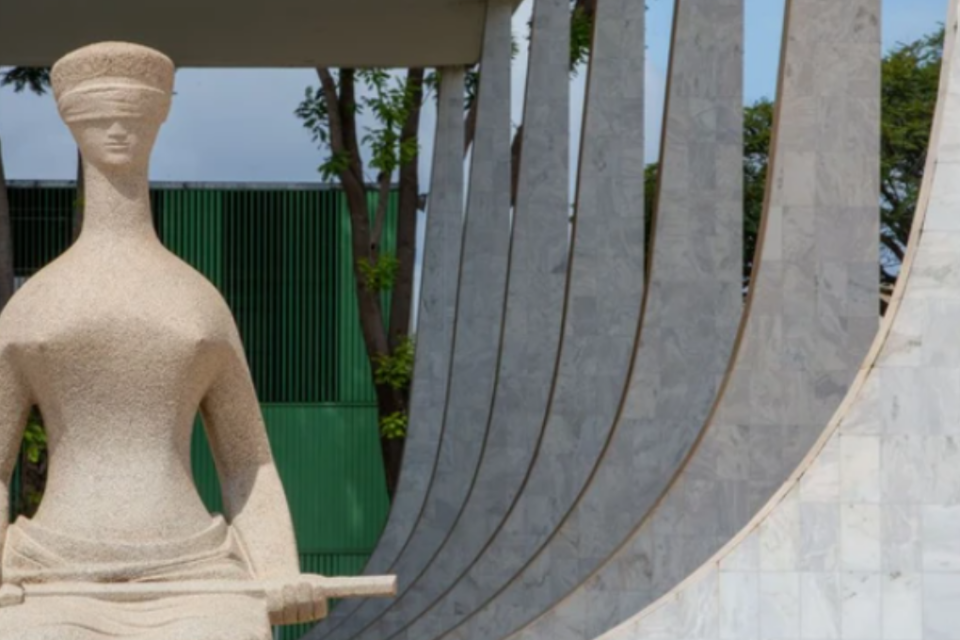 Imagem da estátua da Justiça em frente ao STF