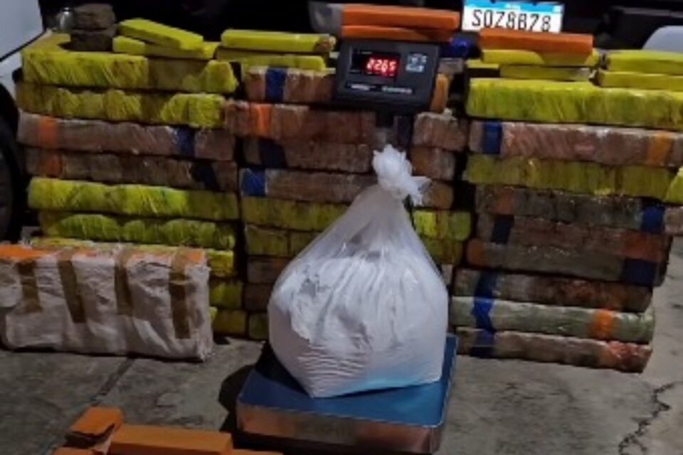 A imagem mostra as drogas apreendidas pela polícia