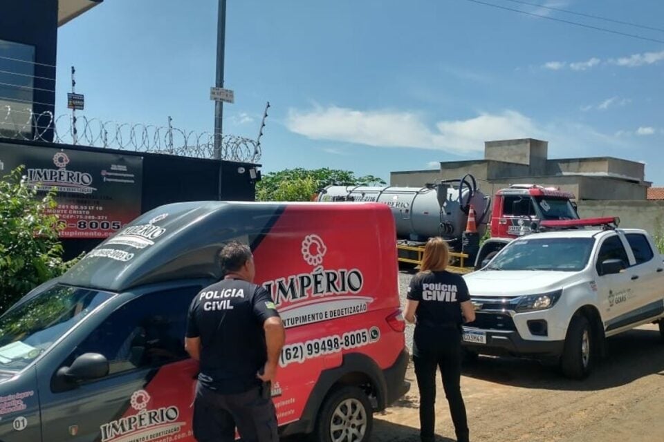 A imagem mostra a polícia realizando a vistoria na empresa investigada