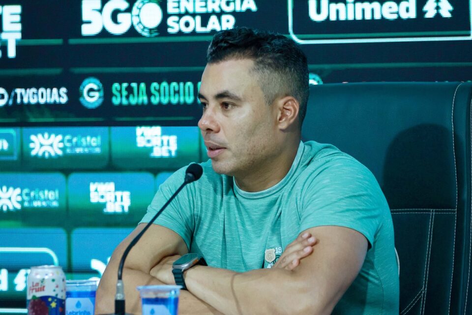 Jair Ventura em coletiva no Goiás