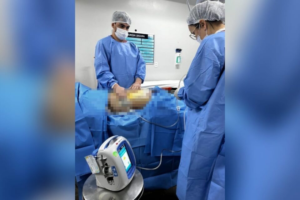 A imagem mostra a perna de um paciente sendo tratado com a nova técnica