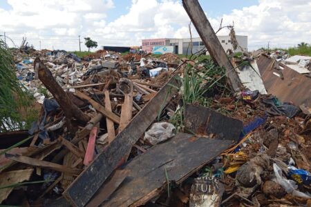 Entulho encontrado em área irregular de Aparecida (Foto: Divulgação)