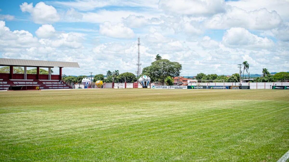 Inhumas recebe Goiânia