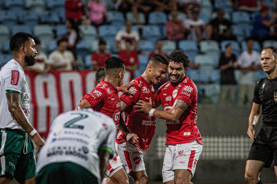 Jogadores do Vila Nova comemoram gol contra o Luverdense
