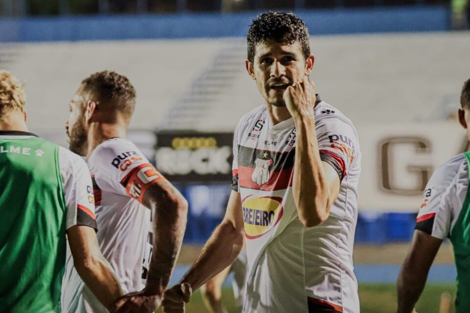 Victor Oliveira comemora gol pelo Anápolis