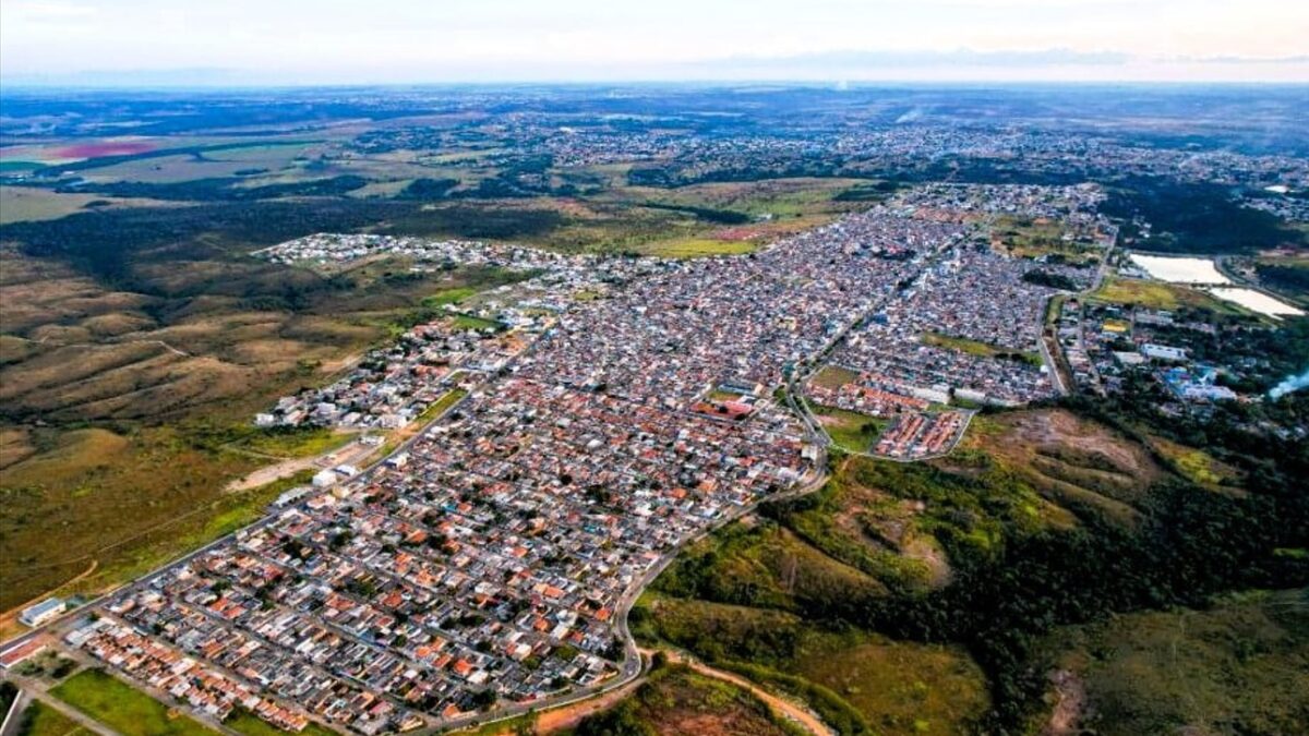 A imagem mostra uma foto da vista áerea da Cidade Ocidental