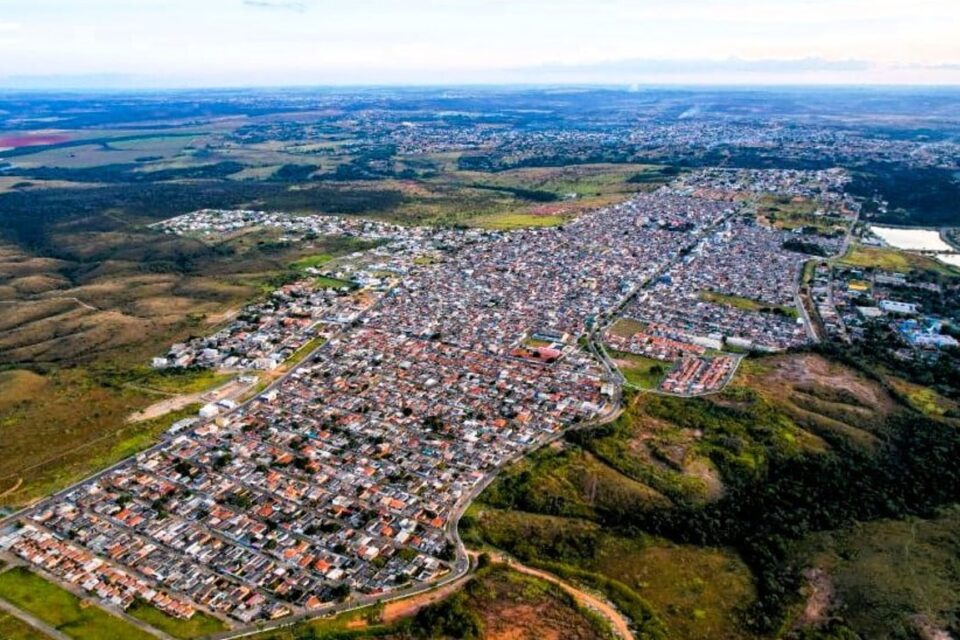 A imagem mostra uma foto da vista áerea da Cidade Ocidental