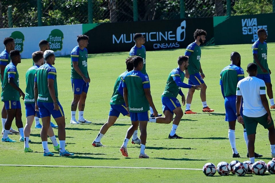 Jogadores do Goiás durante treino no CT