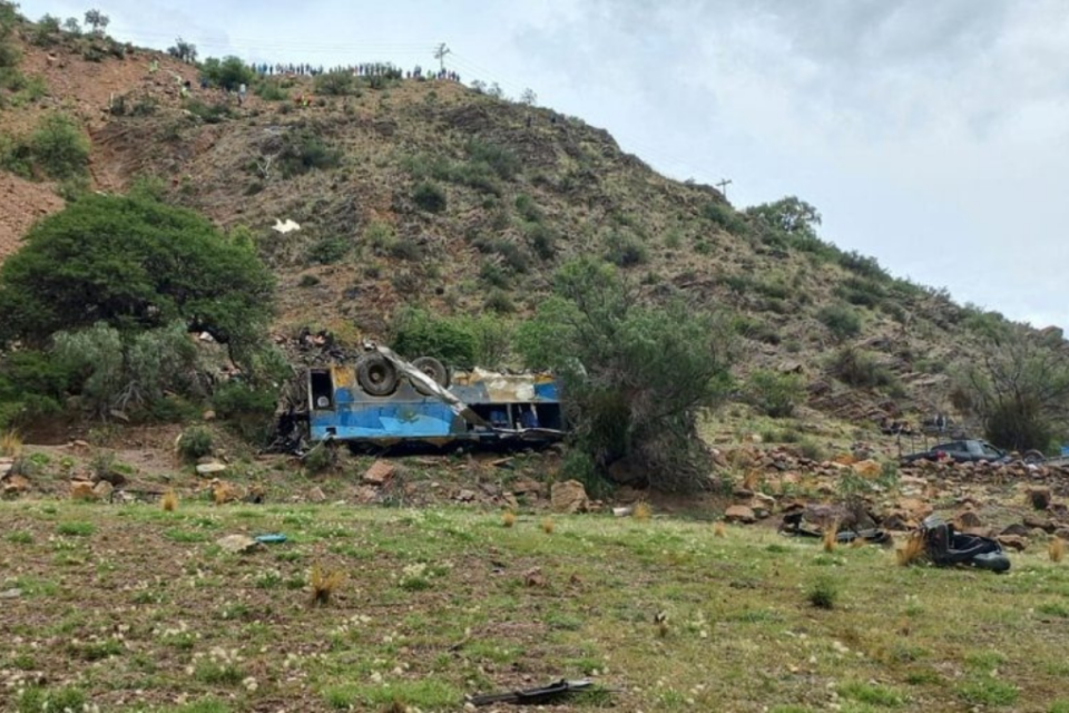 Imagem do ônibus após cair do penhasco