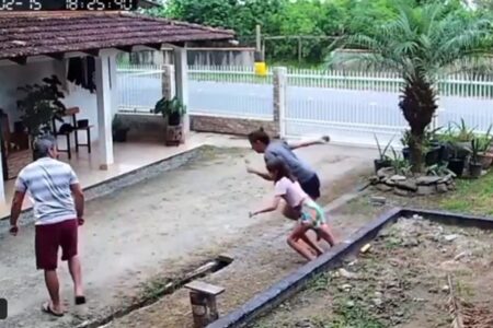 Família corre após ver testemunhas de Jeová se aproximando vídeo Câmera de segurança gravou as quatro pessoas correndo pra dentro de casa