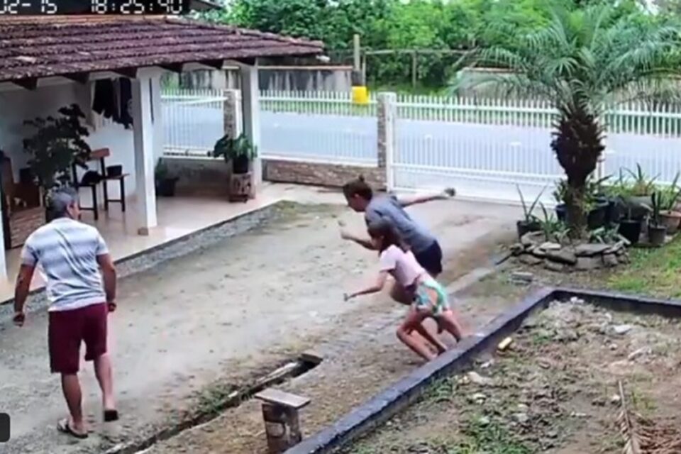 Família corre após ver testemunhas de Jeová se aproximando vídeo Câmera de segurança gravou as quatro pessoas correndo pra dentro de casa
